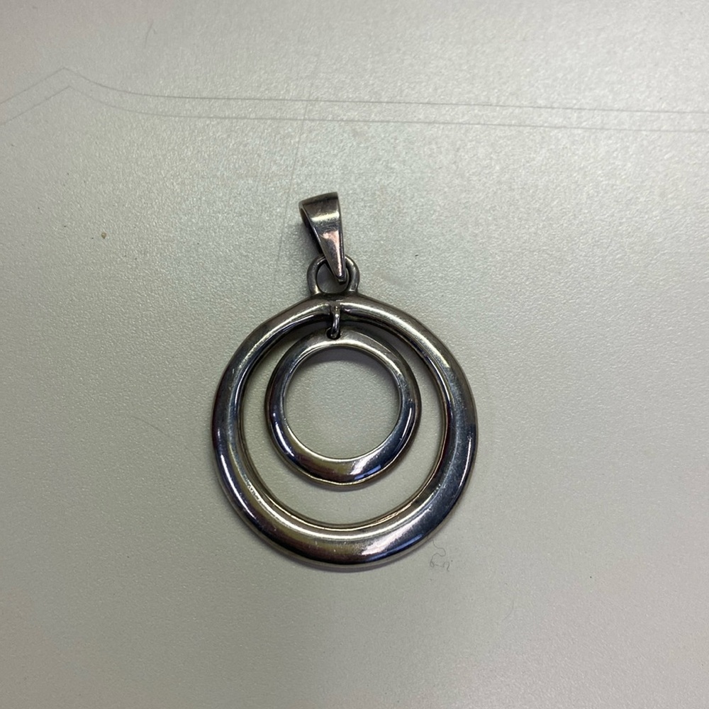Vintage thai sterling silver circle pendant